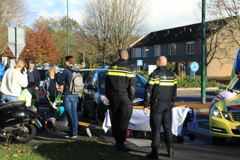 Scooterrijder gewond na botsing auto