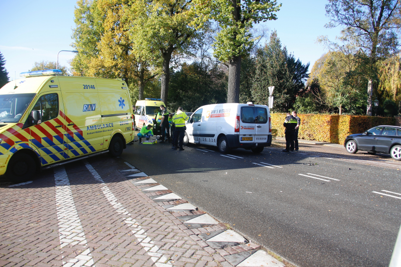 Bestelbus botst op afslaande auto