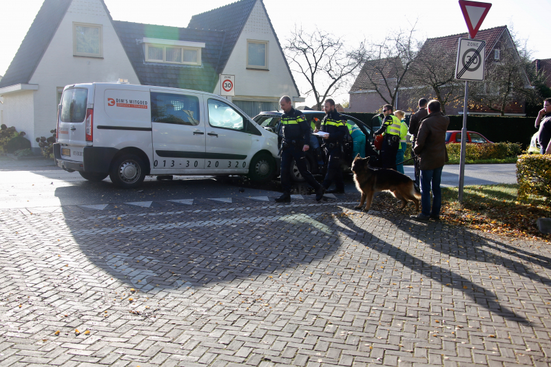 Bestelbus botst op afslaande auto