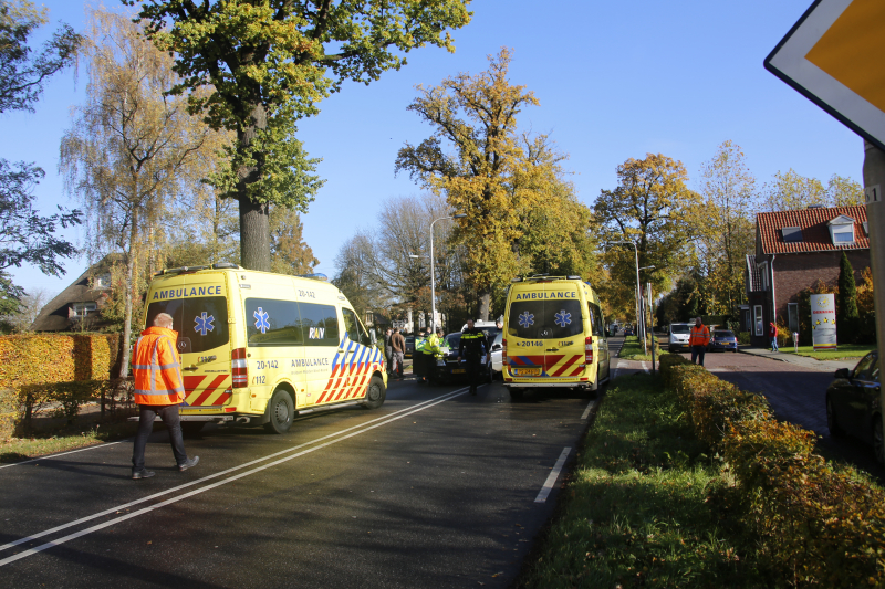 Bestelbus botst op afslaande auto