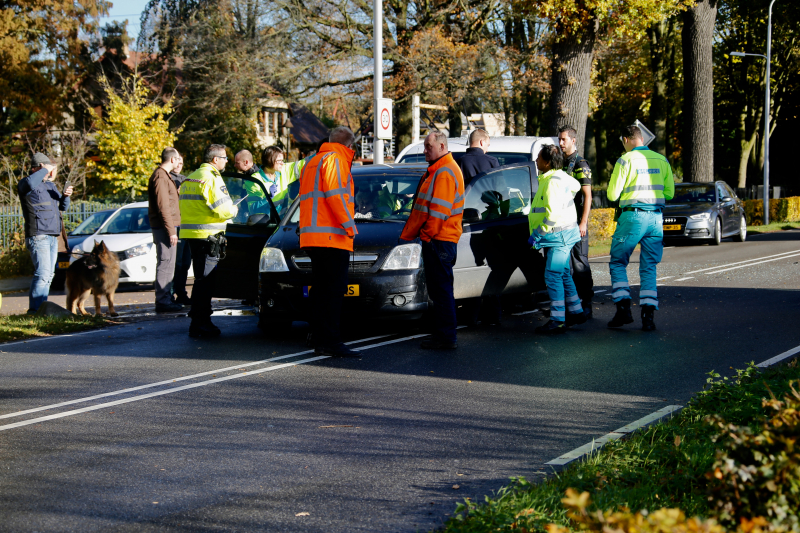 Bestelbus botst op afslaande auto