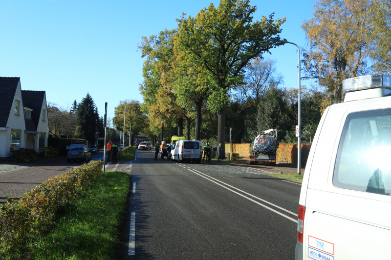 Bestelbus botst op afslaande auto