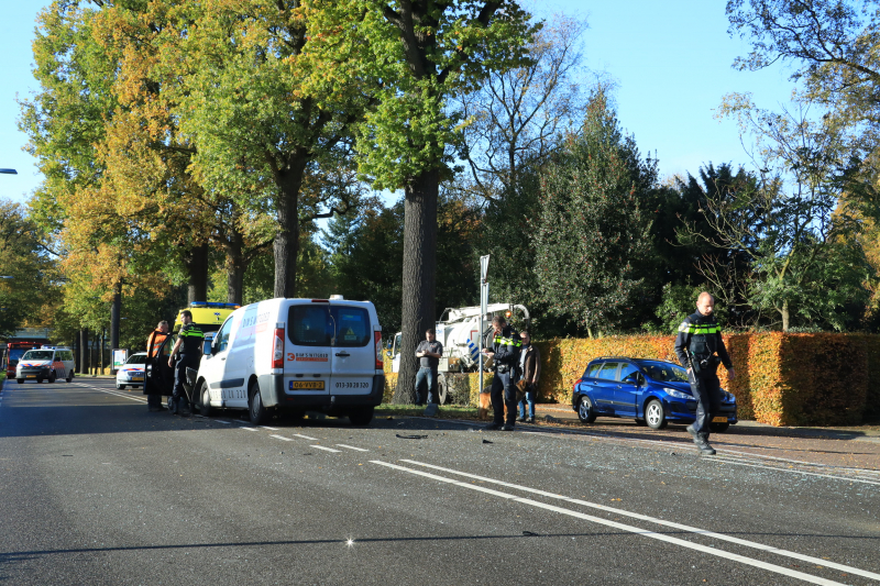 Bestelbus botst op afslaande auto