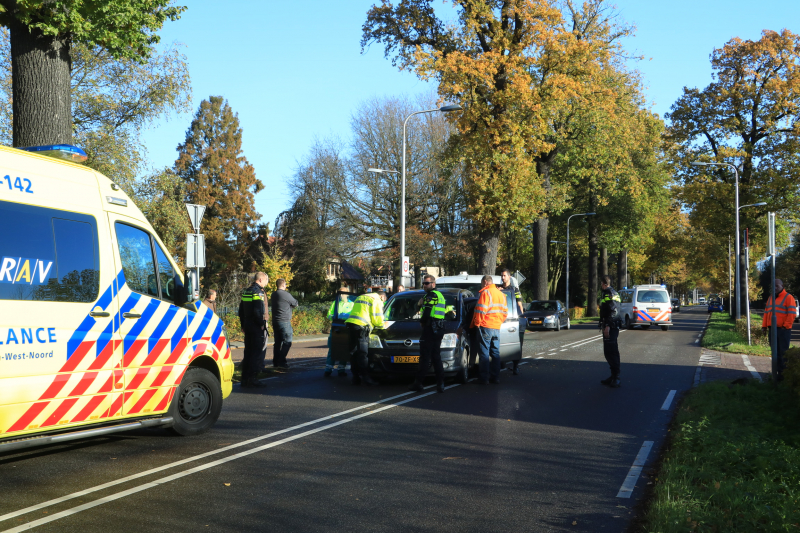 Bestelbus botst op afslaande auto