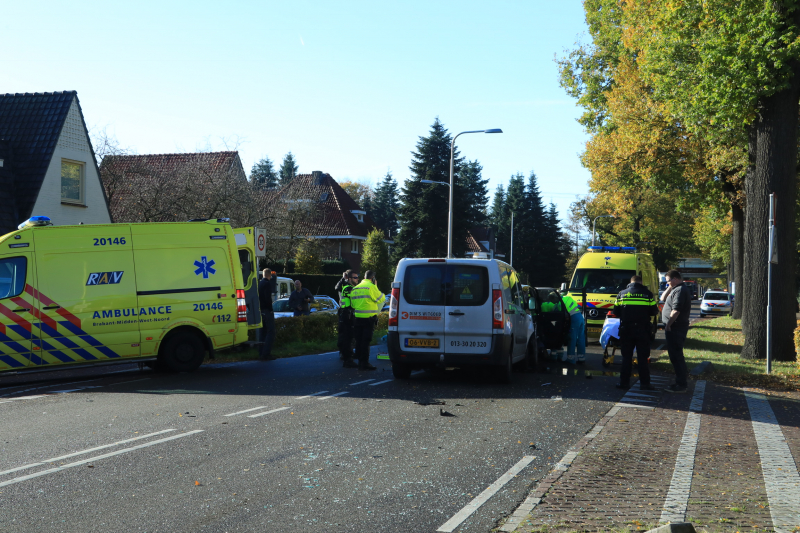 Bestelbus botst op afslaande auto