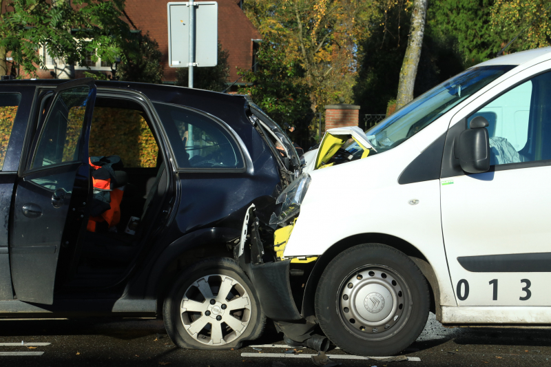 Bestelbus botst op afslaande auto