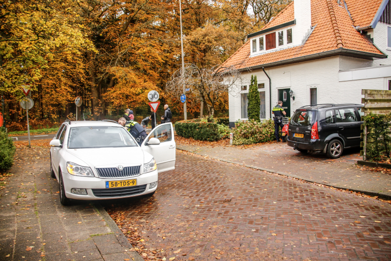 Afslaande auto botst met scooterrijdster