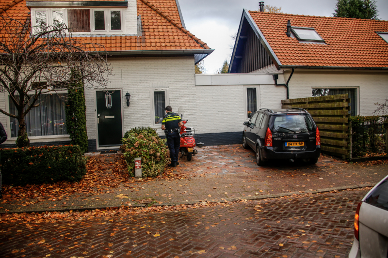 Afslaande auto botst met scooterrijdster