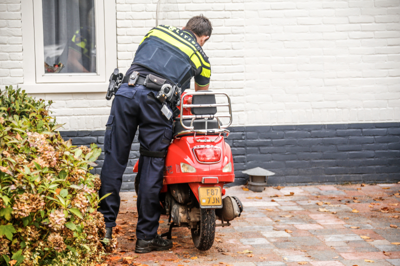Afslaande auto botst met scooterrijdster