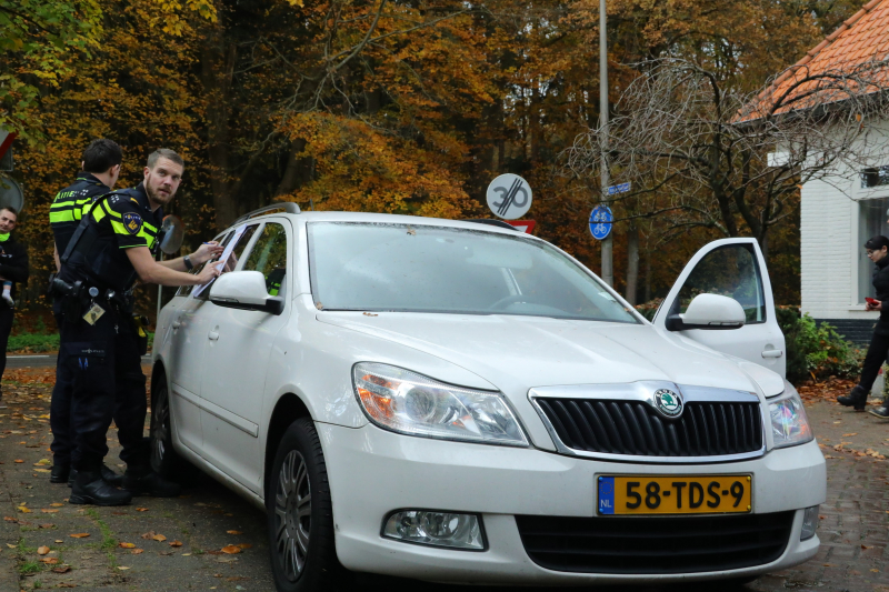 Afslaande auto botst met scooterrijdster