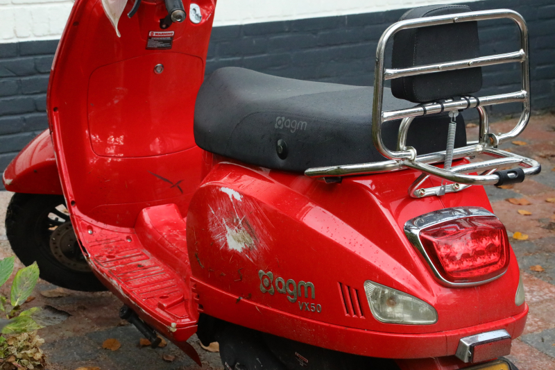 Afslaande auto botst met scooterrijdster