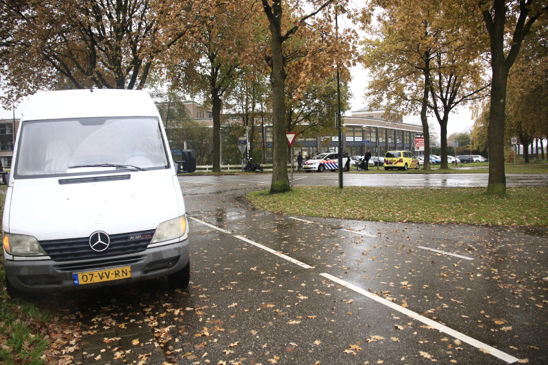 Scooterrijder onderuit na botsing met bestelbus