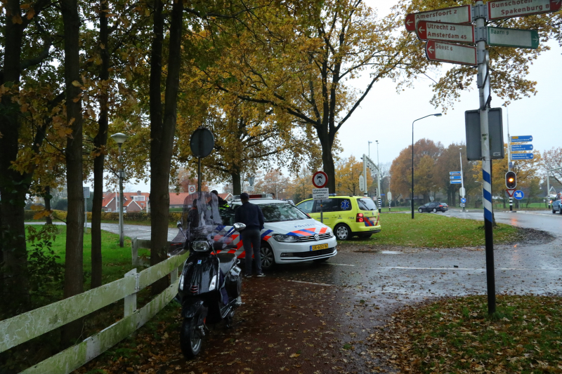 Scooterrijder onderuit na botsing met bestelbus