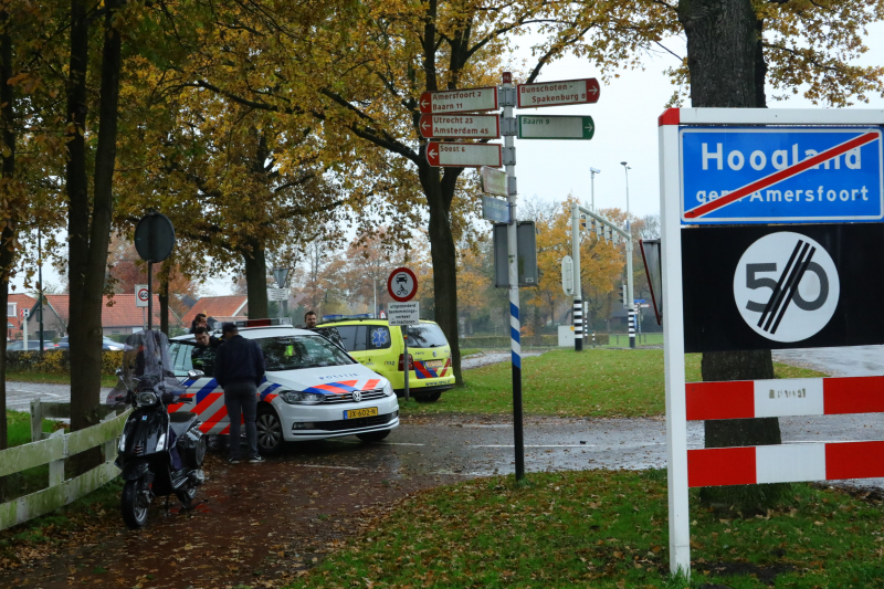 Scooterrijder onderuit na botsing met bestelbus