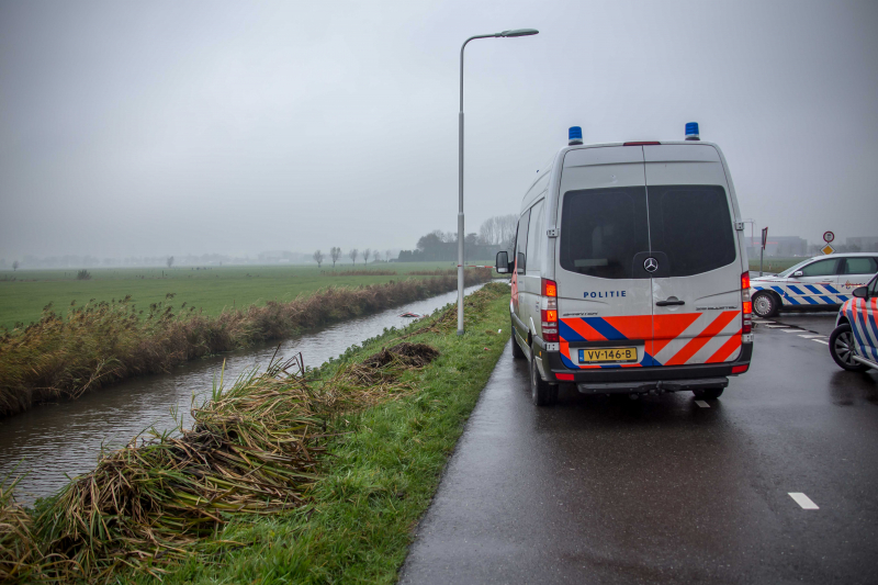 Brommobiel te water bestuurder overleden