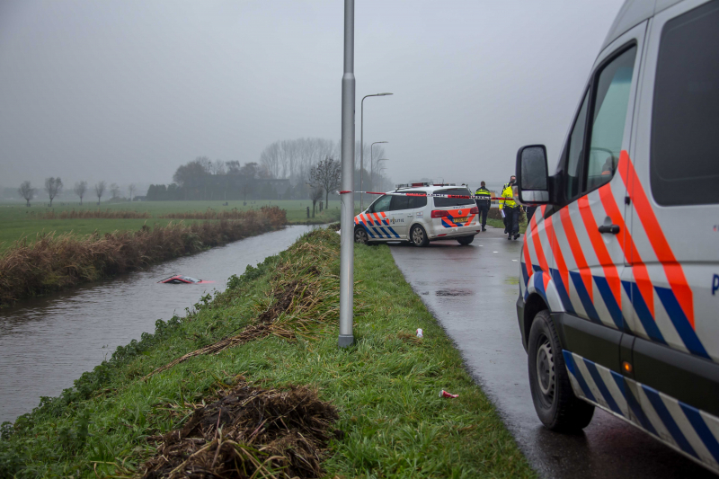 Brommobiel te water bestuurder overleden