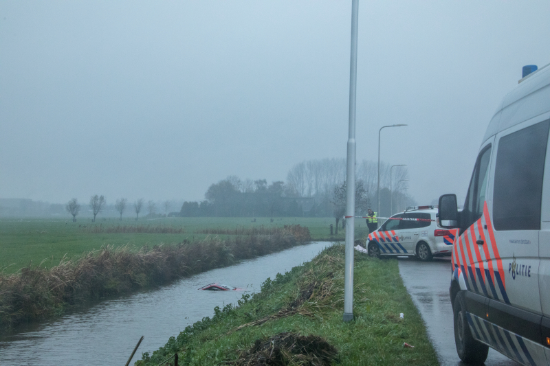 Brommobiel te water bestuurder overleden
