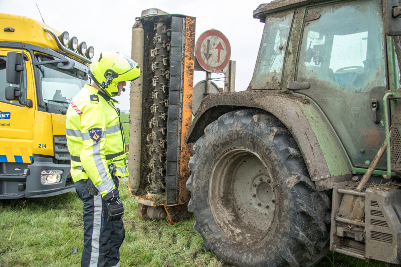 Veel schade na botsing met tractor
