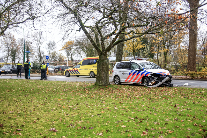 Politieauto in botsing met personenauto