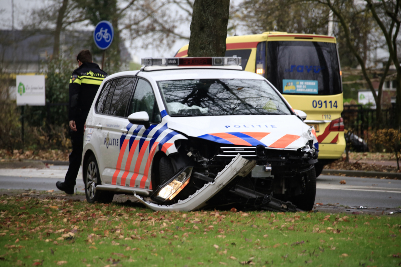 Politieauto in botsing met personenauto