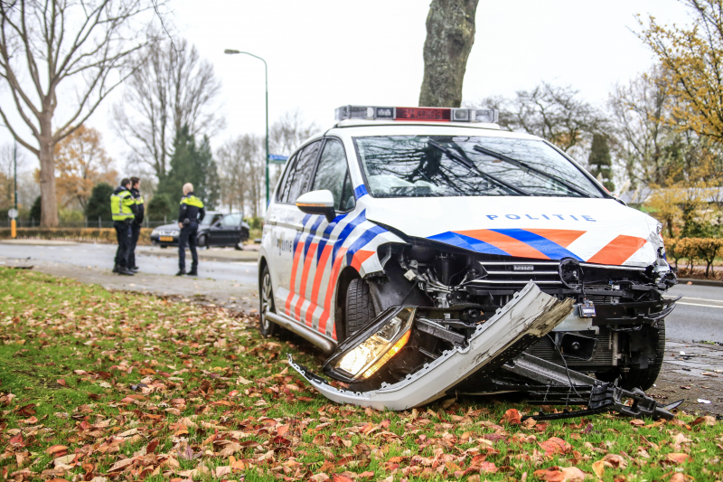 Politieauto in botsing met personenauto