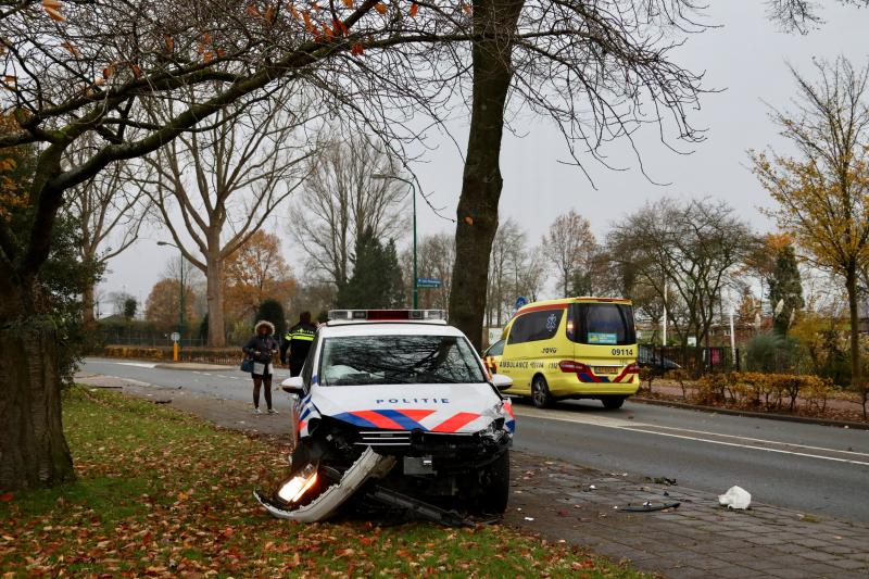 Politieauto in botsing met personenauto