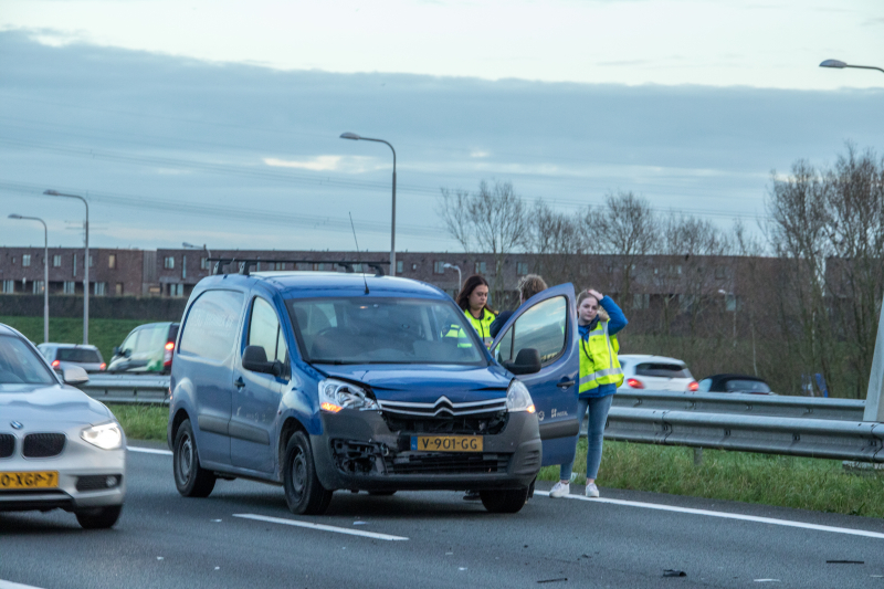 Bestelbus knalt op voorganger