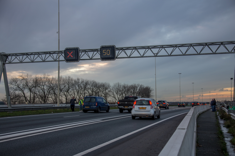 Bestelbus knalt op voorganger