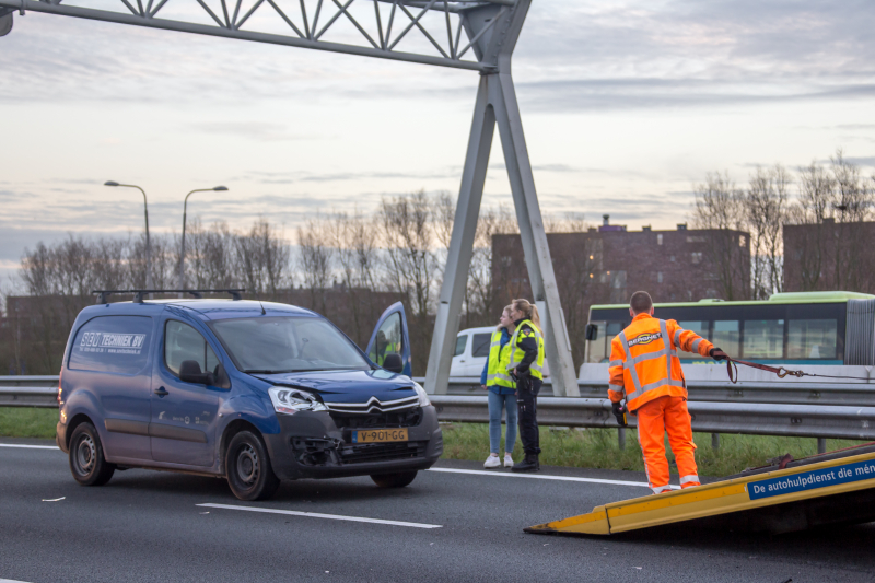 Bestelbus knalt op voorganger
