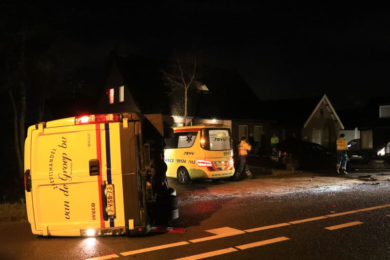 Bestelbus belandt op zijkant na aanrijding