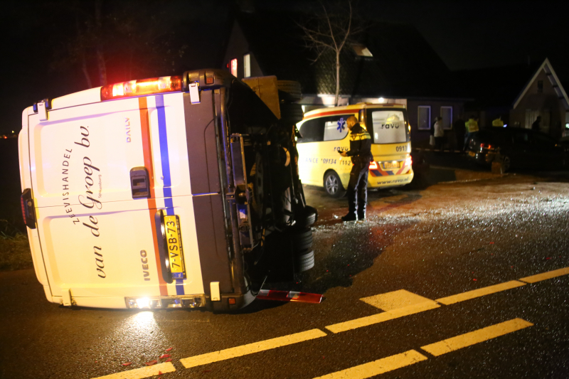 Bestelbus belandt op zijkant na aanrijding