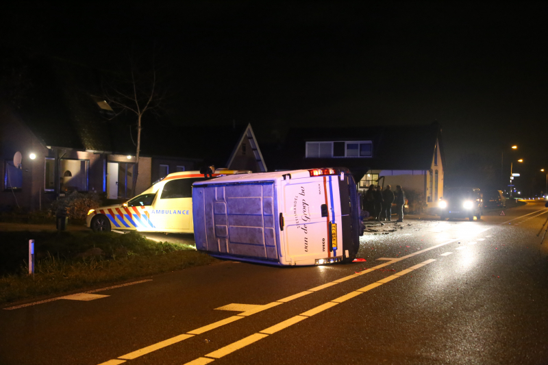 Bestelbus belandt op zijkant na aanrijding