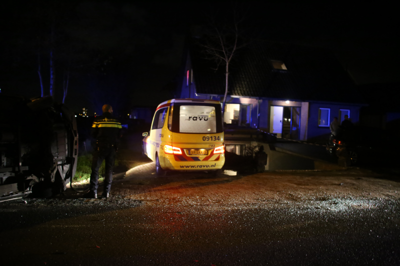 Bestelbus belandt op zijkant na aanrijding