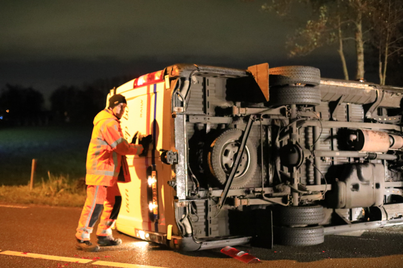 Bestelbus belandt op zijkant na aanrijding