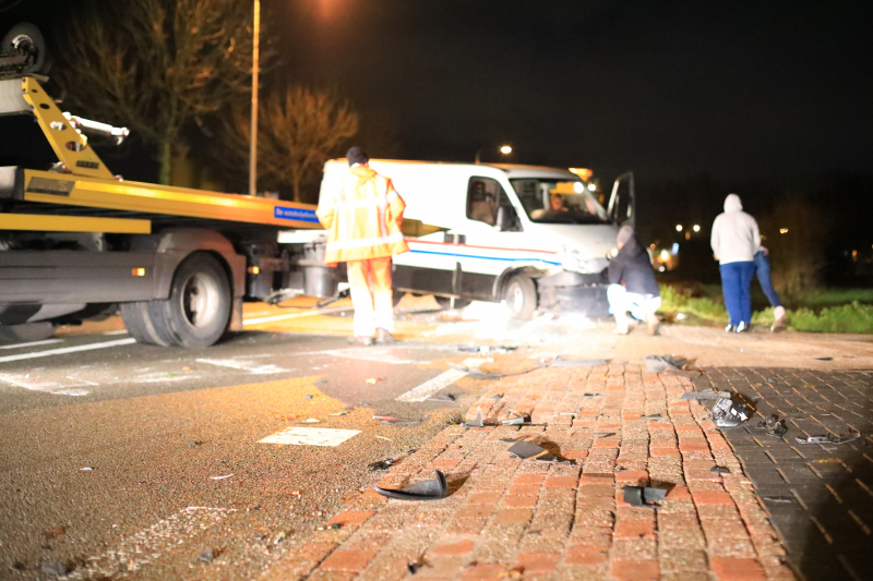 Bestelbus belandt op zijkant na aanrijding