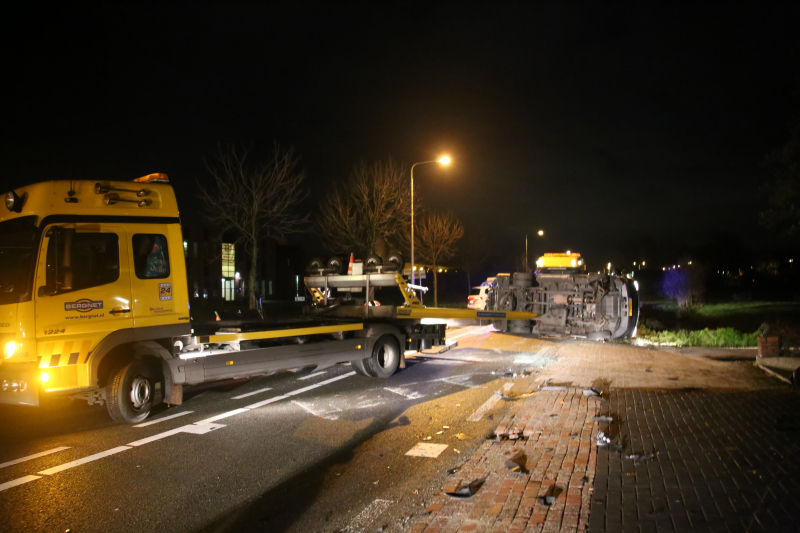Bestelbus belandt op zijkant na aanrijding