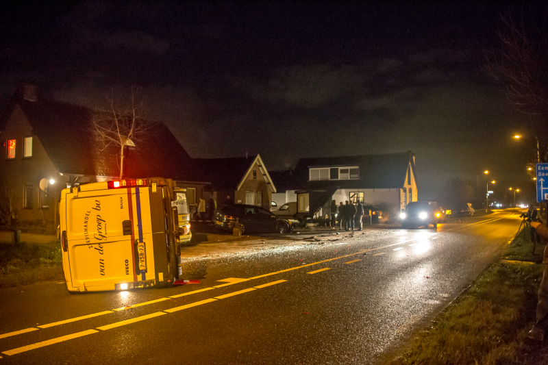 Bestelbus belandt op zijkant na aanrijding