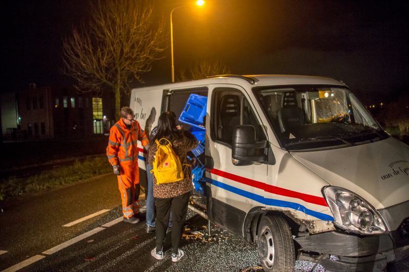 Bestelbus belandt op zijkant na aanrijding