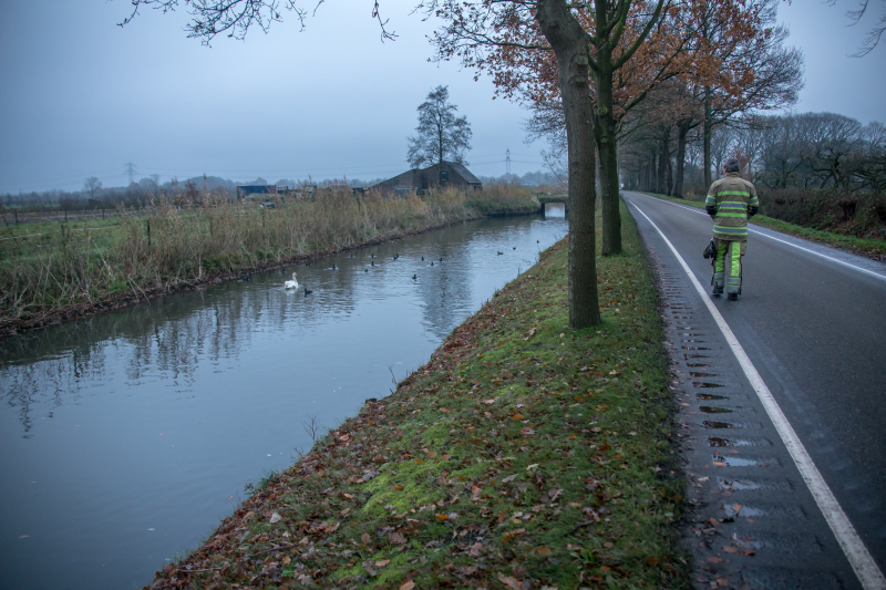 Brandweer en Dierenzorg Eemland redden gewonde zwaan