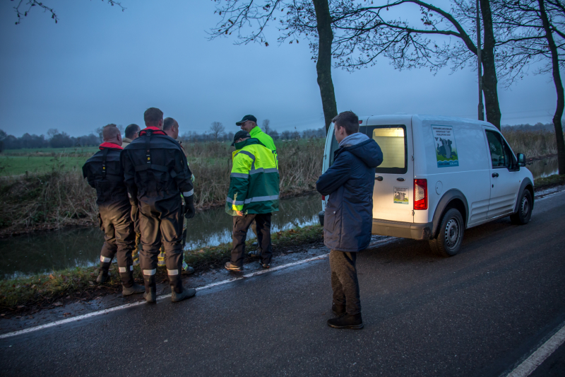 Brandweer en Dierenzorg Eemland redden gewonde zwaan