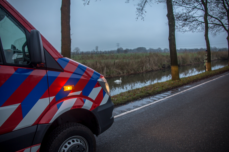 Brandweer en Dierenzorg Eemland redden gewonde zwaan
