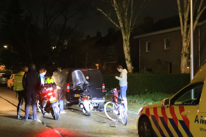 Appende scooterrijder knalt tegen geparkeerde bestelbus