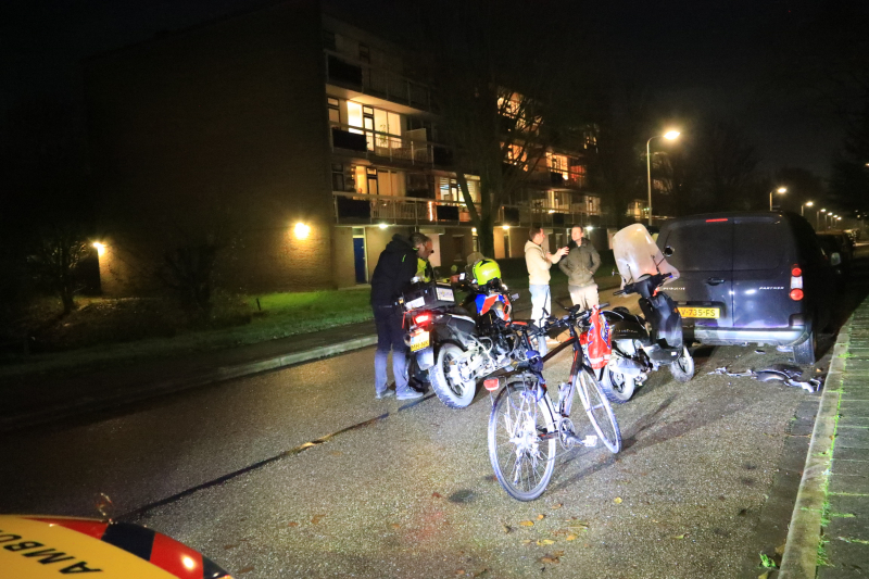 Appende scooterrijder knalt tegen geparkeerde bestelbus