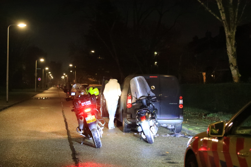 Appende scooterrijder knalt tegen geparkeerde bestelbus