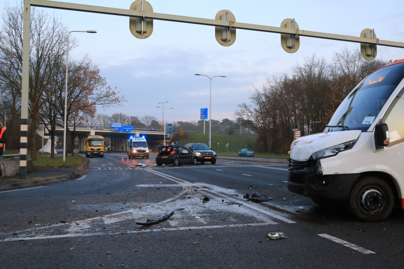 Bestuurder ernstig gewond bij aanrijding met stadsbus