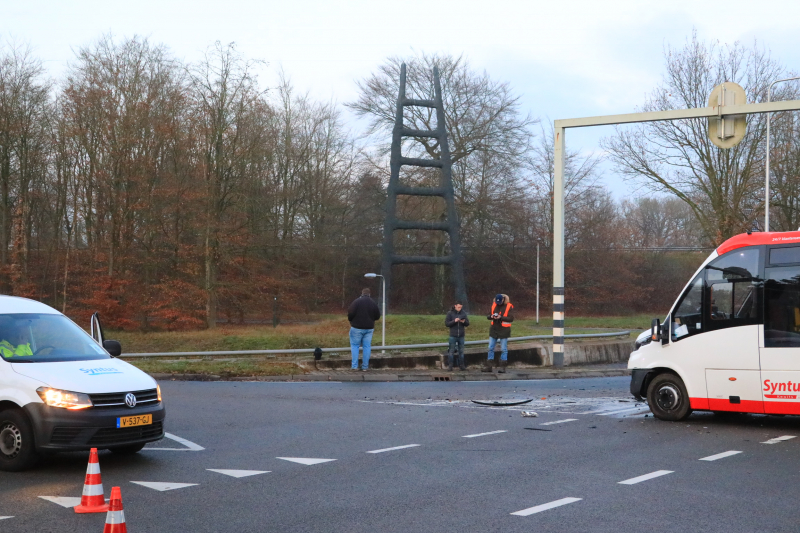 Bestuurder ernstig gewond bij aanrijding met stadsbus