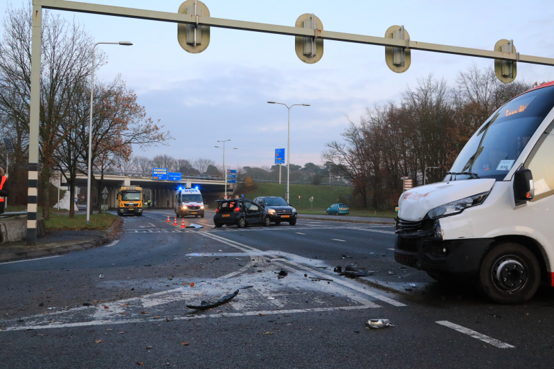 Bestuurder ernstig gewond bij aanrijding met stadsbus