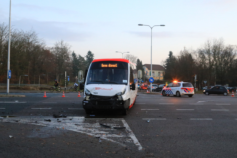 Bestuurder ernstig gewond bij aanrijding met stadsbus
