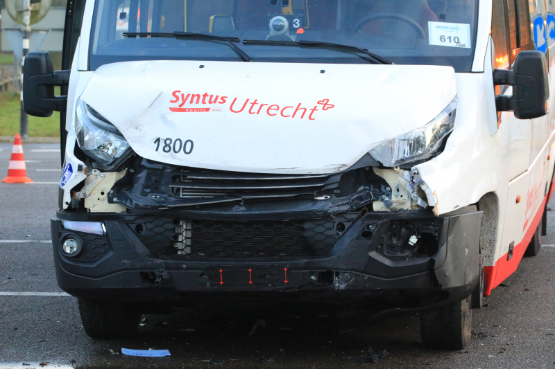 Bestuurder ernstig gewond bij aanrijding met stadsbus
