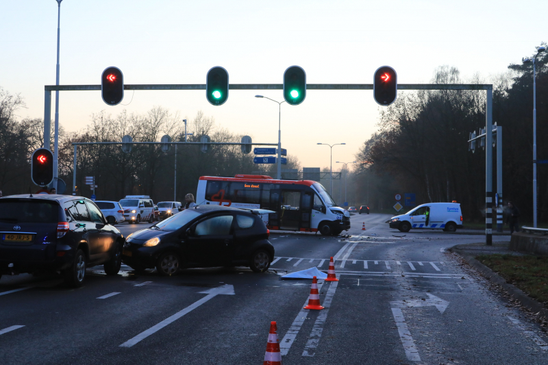 Bestuurder ernstig gewond bij aanrijding met stadsbus